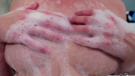 Блондинка с красивыми сиськами предлагает с ней принять ванную и не только