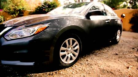 Худенькая цыпочка пошла по рукам двух горячих блондинок лесбиянок