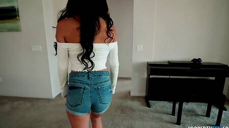 Убедительная риелторша делает очень глубокий минет и зажимает хуй большими сиськами