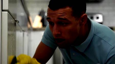 Загорелая краля разводит на кунилингус и секс скромника с большим хуем