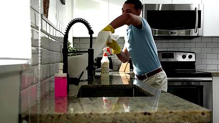 Загорелая краля разводит на кунилингус и секс скромника с большим хуем