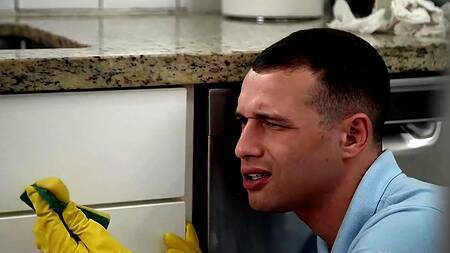 Загорелая краля разводит на кунилингус и секс скромника с большим хуем