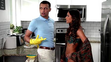 Загорелая краля разводит на кунилингус и секс скромника с большим хуем