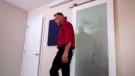 Отец нюхает трусики и продолжает жарить тугую письку сексапильной дочки