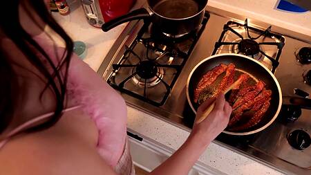 Сладкая пизда жопастой цыпочки оказалась лучшим подарком на День Рождение