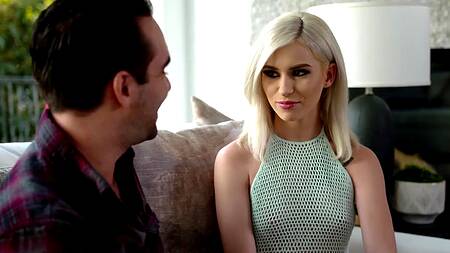 Извращенец облизывает ступни подружке и ее сексапильной мамочке, попутно трахая в пизду