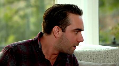 Извращенец облизывает ступни подружке и ее сексапильной мамочке, попутно трахая в пизду