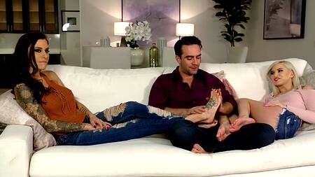 Извращенец облизывает ступни подружке и ее сексапильной мамочке, попутно трахая в пизду