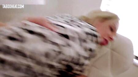 Пацан неустанно трахает пылкую мамкину подругу с большими сиськами