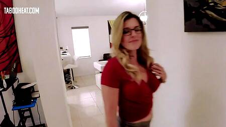 Пацан неустанно трахает пылкую мамкину подругу с большими сиськами