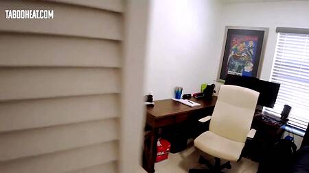 Пацан неустанно трахает пылкую мамкину подругу с большими сиськами