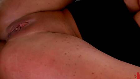 Сисястые зрелки выпороты с двойным проникновением, вкусив жесткий секс