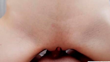 Блондиночка с очень классной попкой оседлала солидный хуй в позе наездницы