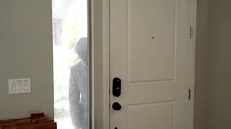 Коп с большим черным елдаком шпилит чужую жену, ведь она спасает от тюрьмы мужа