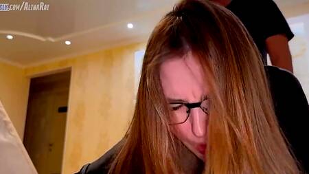 Припарковал хуй в киску толстозадой мамочки, которая застряла раком