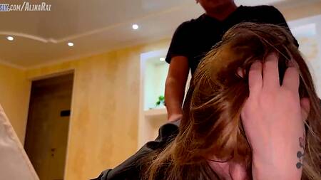 Припарковал хуй в киску толстозадой мамочки, которая застряла раком