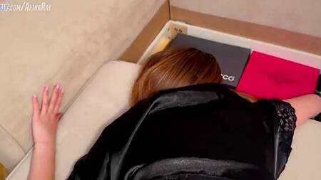 Припарковал хуй в киску толстозадой мамочки, которая застряла раком