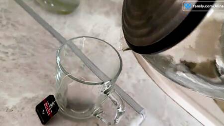 Безумное желание пьяной жопастой крали взять глубоко в рот и трахаться