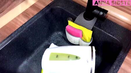 Милашка загладила вину своей тугой розовой киской, предварительно отсосав