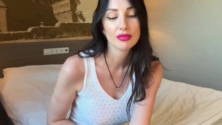 Горячая мамка доказала, что сосет и лижет яйца лучше чем ее дочь