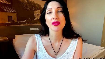 Горячая мамка доказала, что сосет и лижет яйца лучше чем ее дочь