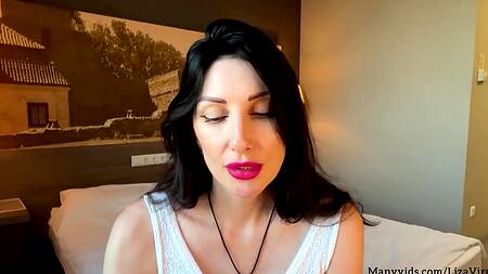 Горячая мамка доказала, что сосет и лижет яйца лучше чем ее дочь