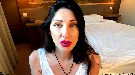 Горячая мамка доказала, что сосет и лижет яйца лучше чем ее дочь