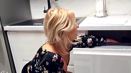 Аппетитная зрелка не отказывает любимому мужу в анальном сексе на кухне