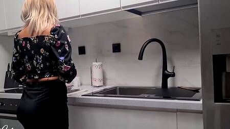 Аппетитная зрелка не отказывает любимому мужу в анальном сексе на кухне
