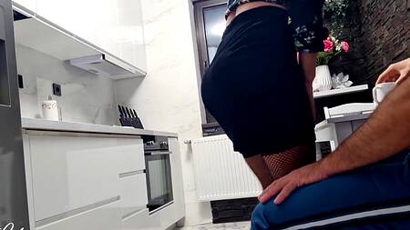 Аппетитная зрелка не отказывает любимому мужу в анальном сексе на кухне