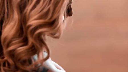 Зрелая женушка развлекается с двумя молодыми сантехниками