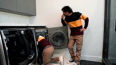 Зрелая женушка развлекается с двумя молодыми сантехниками