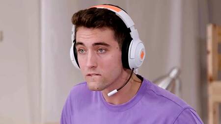 Горячая Lady Gang занимается спортом в хостеле и соблазняет геймера