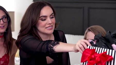 Три красивые подруги приглашают парня чтобы тот их удовлетворял