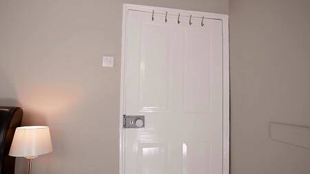 Портье в отеле подсматривает за двумя телками и предлагает большой член