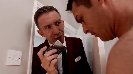 Портье в отеле подсматривает за двумя телками и предлагает большой член