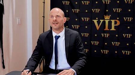 Рыжая фанатка трахается с любимым актером и его охранником