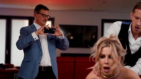 Жена идет ебаться с охранником пока муж смотрит фильм