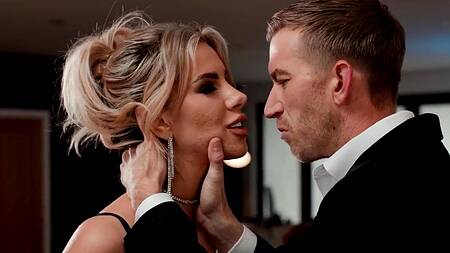 Жена идет ебаться с охранником пока муж смотрит фильм