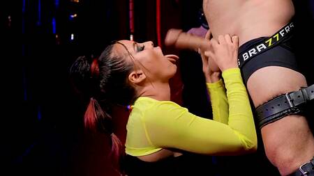 Жаркая Luna Star привязывает мужика и доминирует над ним