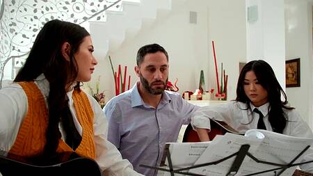 Две милые студентки соблазняют учителя музыки на еблю втроем