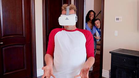 Пацан в очках виртуальной реальности занялся сексом с негритянкой