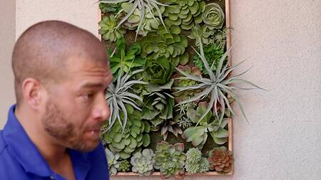 Подсматривает за сочной мамой девушки на кухне и решает её поиметь