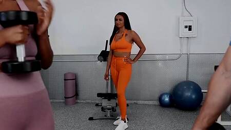 Негритянка видит как пара ебется в тренажерном зале и присоединяется