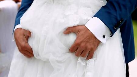 Зрелая невеста на свадьбе трахается с развратной старушкой