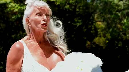 Зрелая невеста на свадьбе трахается с развратной старушкой