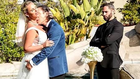 Муж застает жену с лучшим другом после свадьбы и присоединяется