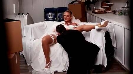 Муж застает жену с лучшим другом после свадьбы и присоединяется