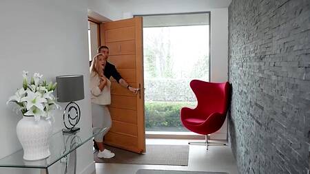 Трахает большим членом блондинку риелтора пока жена осматривает дом