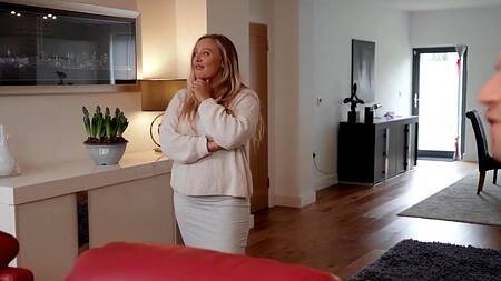 Трахает большим членом блондинку риелтора пока жена осматривает дом